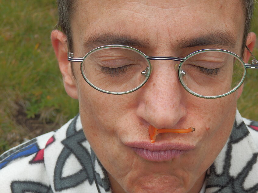 Irmgard smelling a waxcap. Foto: Uschi Österle